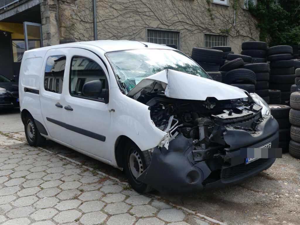 Kfz-Gutachter erstellt ein Unfallgutachten zur Dokumentation der Fahrzeugschäden.